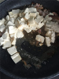 鲜美的蟹肉烩豆腐做法图解7)