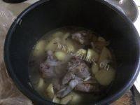 很有食欲的小土豆炖排骨做法图解7)