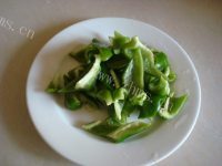 家常菜肉片炒青椒做法图解1)
