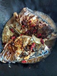 家常菜鱼头炖豆腐做法图解8)