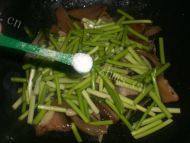 美味的蒜薹炒腊肉做法图解6)