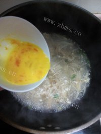 芳香四溢的金针菇汤做法图解6)