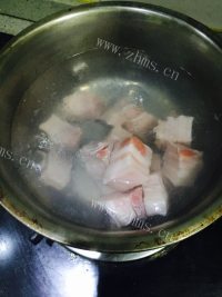 可口的私房秘制红烧肉做法图解4)