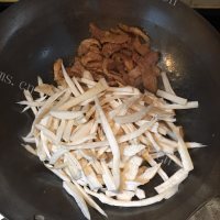 美味的杏鲍菇炒肉做法图解5)