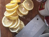 酸甜的柠檬蜂蜜水做法图解5)