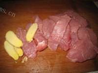 美味的青橄榄雪梨炖瘦肉做法图解1)