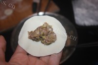 人间美味般的酸菜猪肉饺做法图解9)