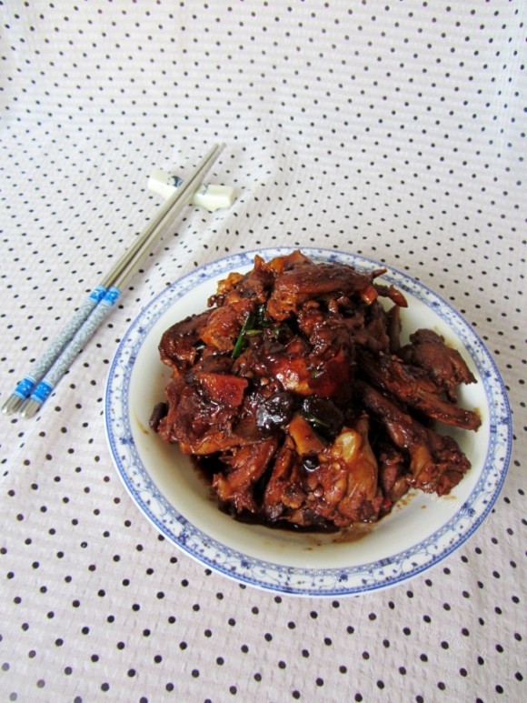 热腾腾的酱烧鸭锁骨