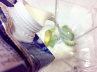 油而不腻的牛油果奶昔做法图解5)
