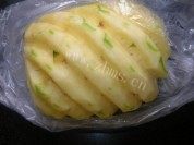 色泽不错的菠萝炒鸡腿肉做法图解5)