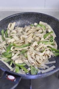 家常菜青椒炒豆腐皮做法图解7)
