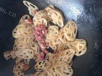 好吃的莲藕炒肉做法图解6)