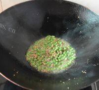家常菜肉末豌豆做法图解6)