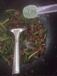 DIY蒜苔炒肉做法图解10)