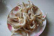 秀色可餐的平菇炒鸡蛋做法图解1)