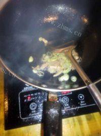 自制炒绿豆芽做法图解3)