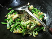 秀色可餐的韭菜鸡胗炒花菜做法图解5)