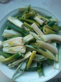 很有食欲的大葱炒腊肉做法图解3)