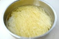 DIY酸辣土豆丝做法图解4)