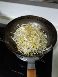 家常菜青椒炒绿豆芽做法图解6)
