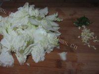 家常菜白菜炒平菇做法图解4)