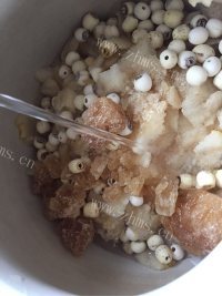 美容银耳莲子羹做法图解8)