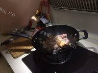 家常菜土豆豆角炖排骨做法图解2)