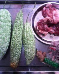 家常菜苦瓜烧肉做法图解1)