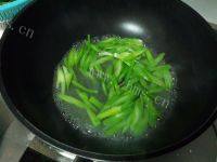 诱人的芹菜花生米做法图解4)