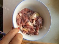 色泽鲜亮的香菇炒肉片做法图解4)