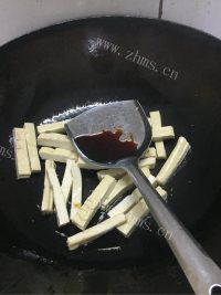 家庭版芹菜炒香干做法图解4)