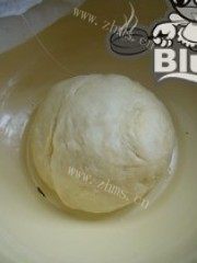 自制火腿香肠脆皮披萨做法图解7)