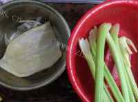 家常菜鱿鱼炒芹菜做法图解1)
