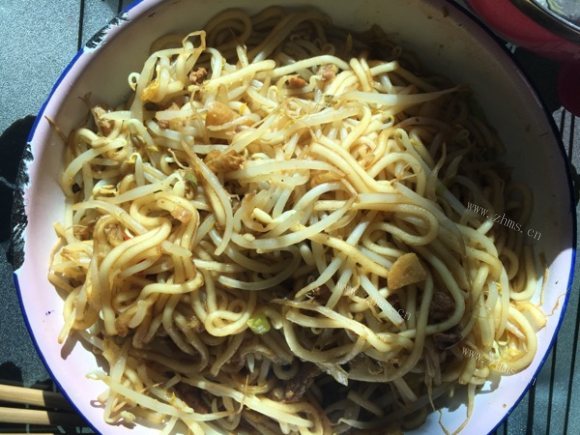 鲜美可口的豆芽炒肉