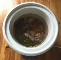 鲜掉眉毛墨鱼菌菇养生汤做法图解6)