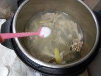 美味的猪肚莲子汤做法图解9)