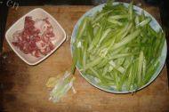 喷香的芹菜肉丝做法图解1)