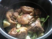 土豆鸡块炖豆角做法图解17)