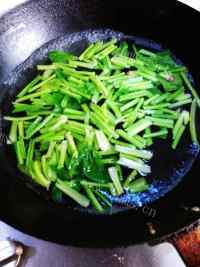 家常菜菠菜炒粉丝做法图解2)