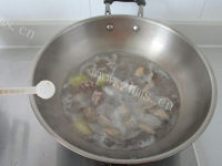 浓香型的咸蛋黄冬瓜蛤蜊浓汤的做法图解六