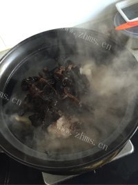 制作香喷喷的骨头煲做法图解4)