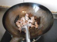 家常菜蘑菇烧肉做法图解4)