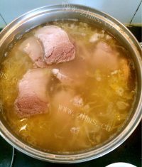 美味的酸菜汤做法图解4)