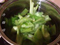 美味的咸蛋芥菜汤做法图解6)