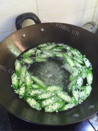 美味的羊角豆炒肉做法图解3)
