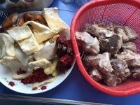 美味的榴莲壳排骨汤做法图解1)