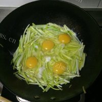 家常菜蒜黄炒鸡蛋做法图解7)