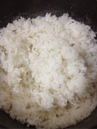 美味的虾仁炒饭做法图解2)