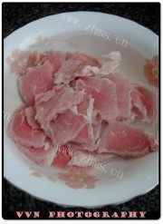 美味的金菇五彩豆腐牛肉煲做法图解5)