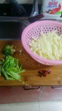 家常干煸土豆丝做法图解2)